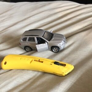 BMW X5 1:42 scale Maisto